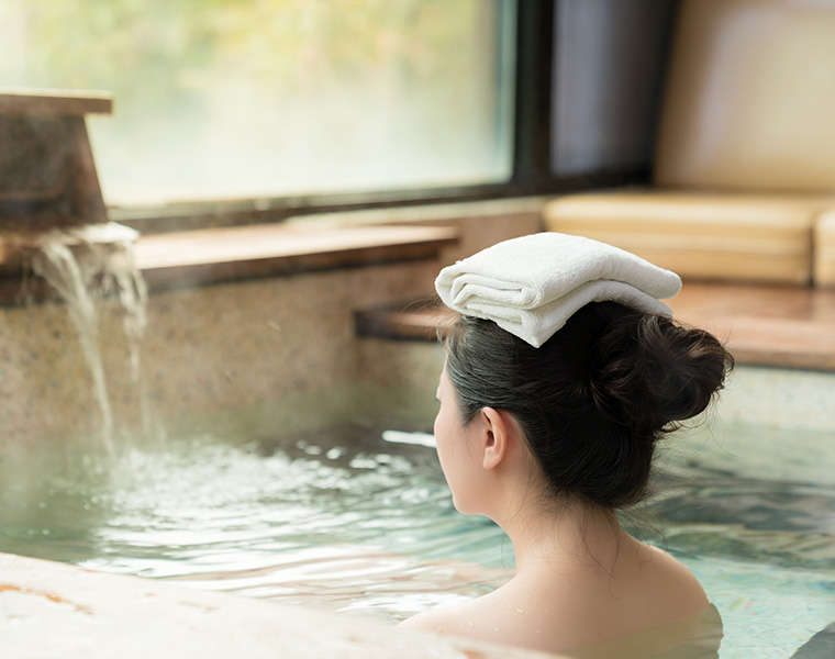 Suối nước nóng onsen là một thuật ngữ phổ biến được sử dụng để mô tả vùng nước ấm tự nhiên, giàu khoáng chất và các tiện nghi đi kèm trong nhà tắm.
