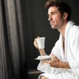 デキる男は湯上りもカッコよく！メンズバスローブの選び方とおすすめ5選